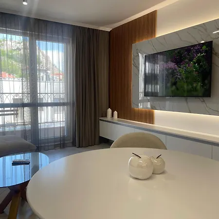 Bright & Spacious With Free Parking Apartment