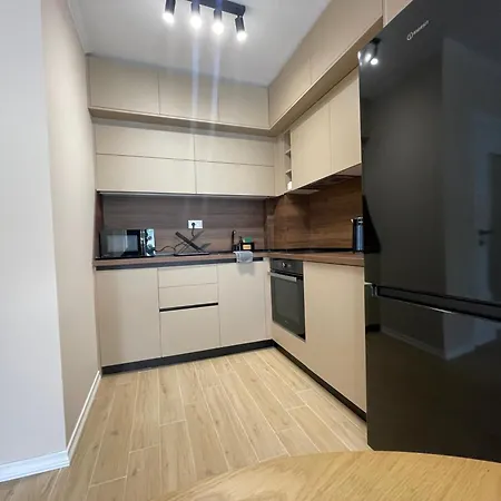 Bright & Spacious With Free Parking Apartment *