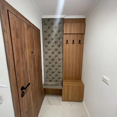 Bright & Spacious With Free Parking Apartment *