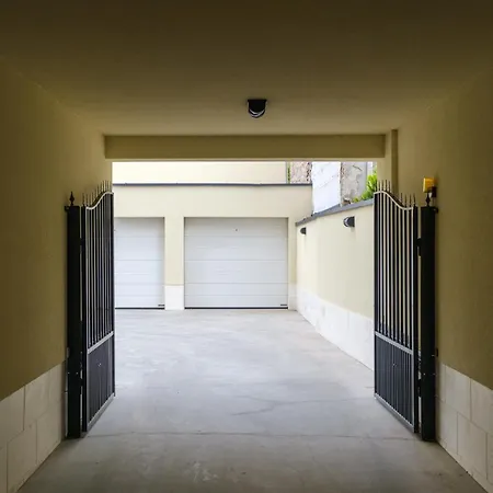 Bright & Spacious With Free Parking Apartment