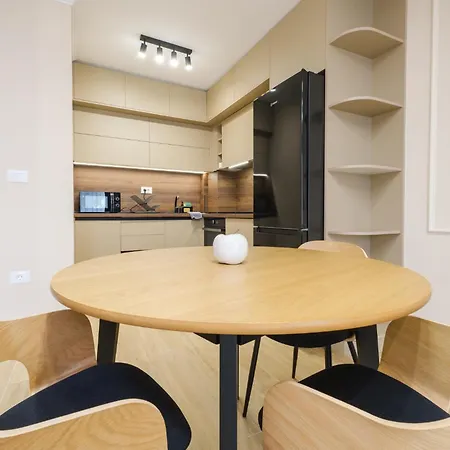 Apartment Bright & Spacious With Free Parking *