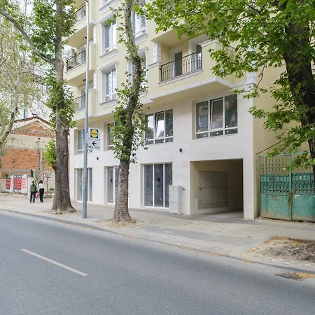 Bright & Spacious With Free Parking