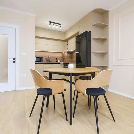 Bright & Spacious With Free Parking