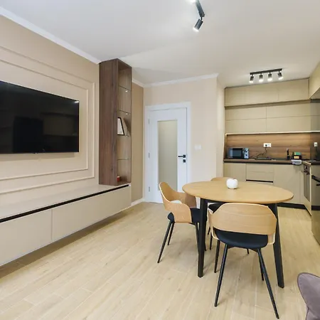 Bright & Spacious With Free Parking Apartment