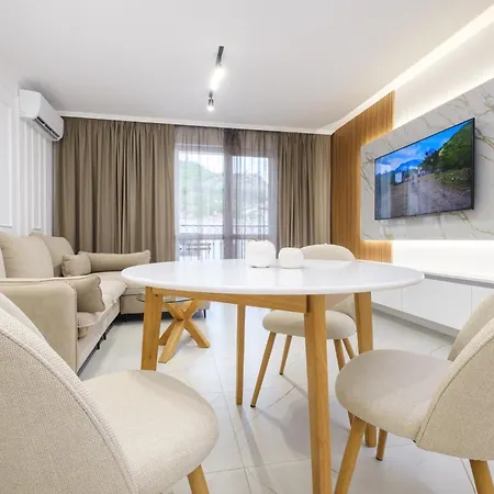 Bright & Spacious With Free Parking Apartment *