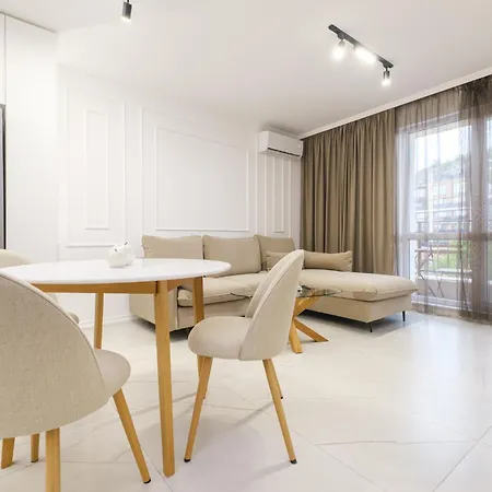 Bright & Spacious With Free Parking Apartamento