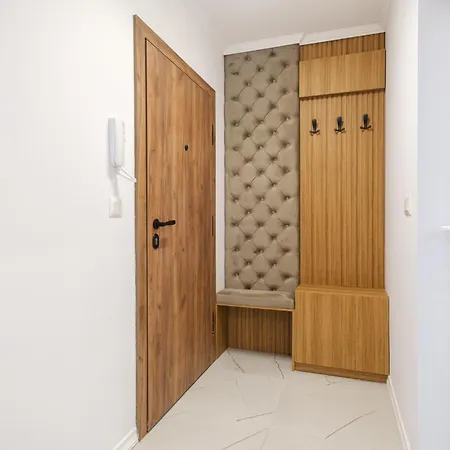 Bright & Spacious With Free Parking Apartment *