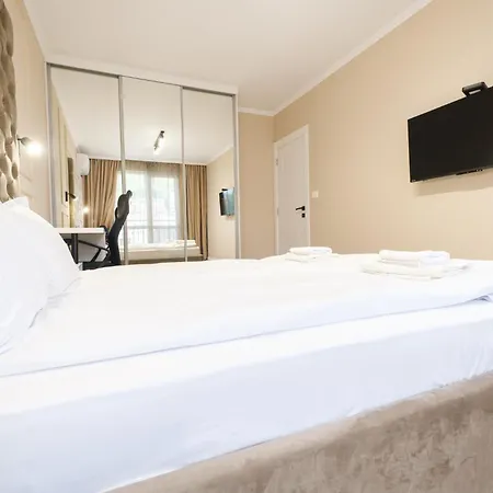 Bright & Spacious With Free Parking Apartment *