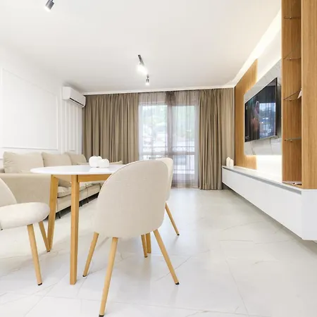 Bright & Spacious With Free Parking