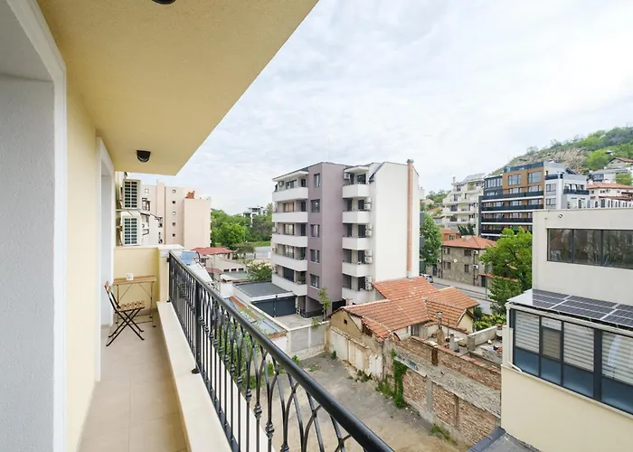 Bright & Spacious With Free Parking