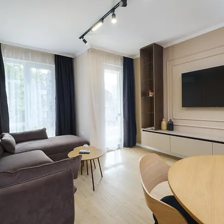 Bright & Spacious With Free Parking شقة