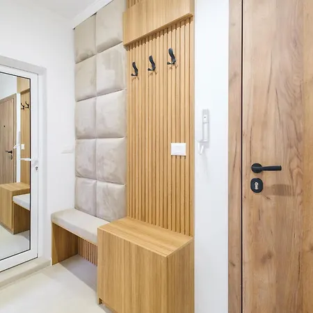 Bright & Spacious With Free Parking شقة *