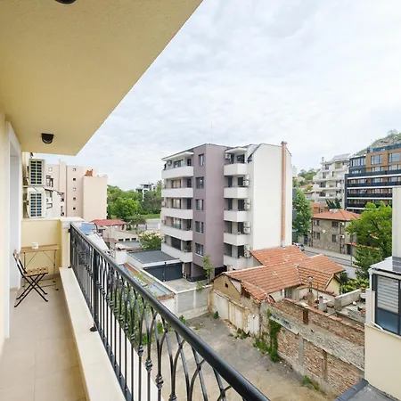 Bright & Spacious With Free Parking