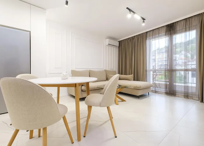 Bright & Spacious With Free Parking 公寓